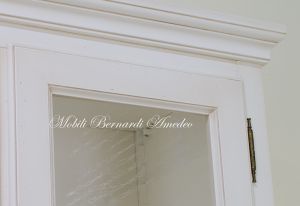 Libreria stile classico costruita artigianalmente in legno massello con ante e cassetti finitura colore bianco anticato